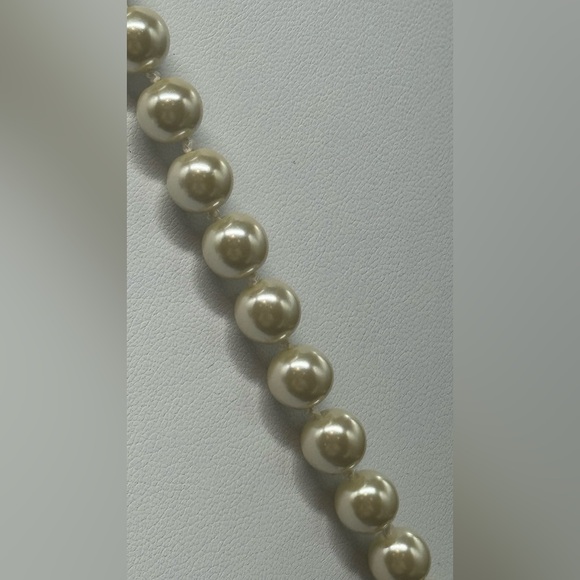 Faux Pearl Single Strand Necklace - Picture 4 of 5